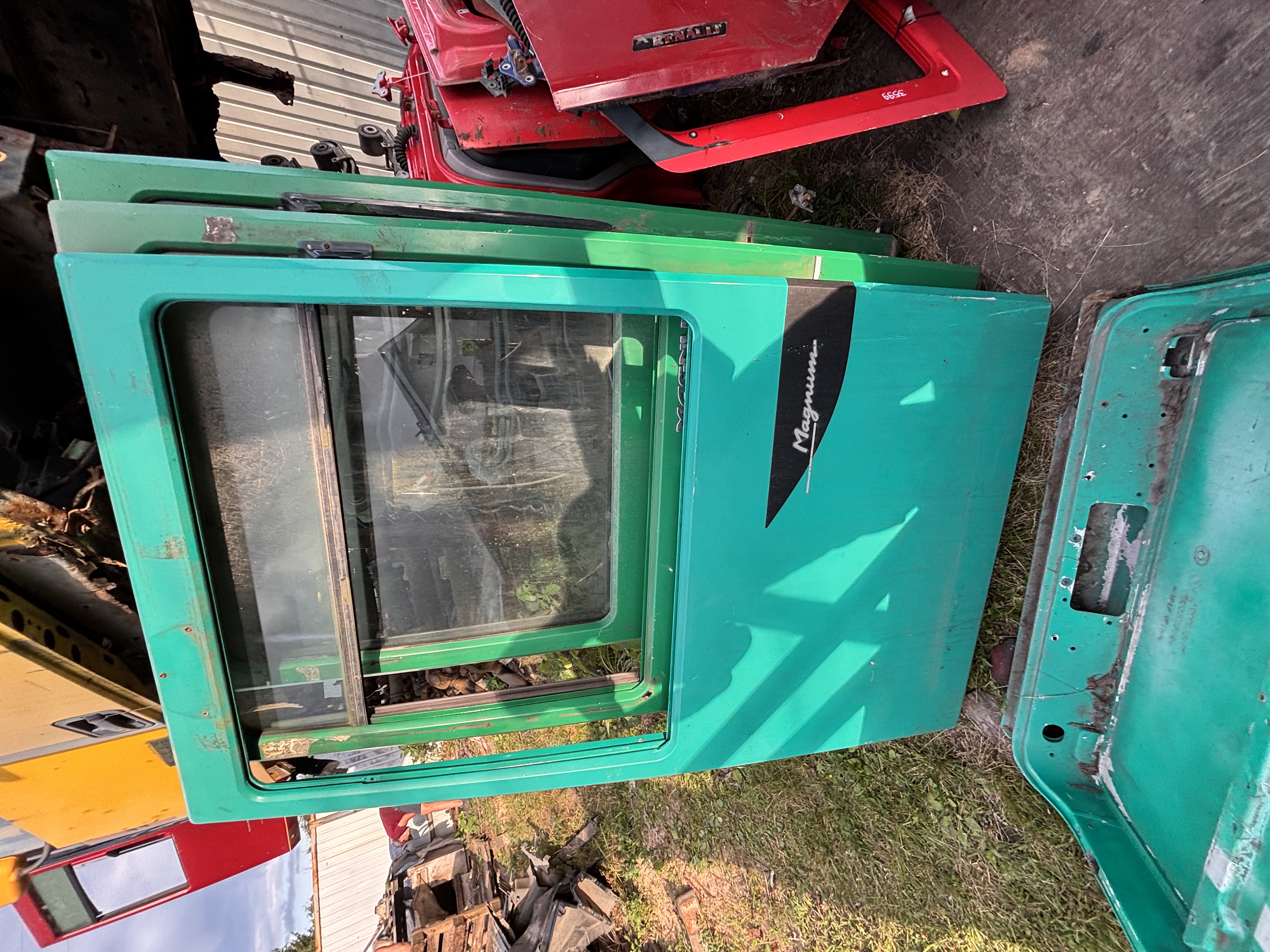 Дверь правая зелёная Рено Магнум Renault Magnum 5010227323